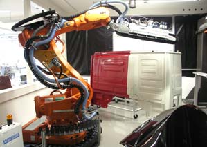 The 6-axis robot with the industrial linear brush from Wandres 