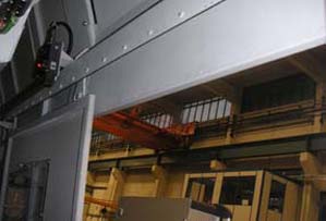 Sliding magazine doors in machine tools or machining centres