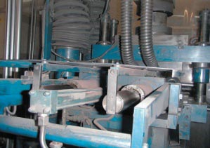 Filling-shoe mechanism in a compaction unit