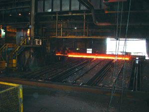 Energy Chains® for indoor magnet cranes. The steel rails are exposed to extreme temperatures here during the casting and molding process