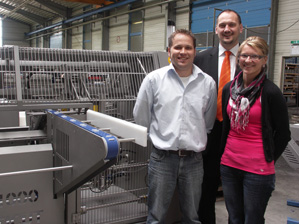 Front: Simone Singer, Dieter Koller (both: Singer & Sohn GmbH), rear: Bernhard Hofstetter (igus® GmbH).