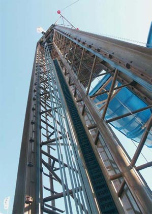 When the elevator is at the bottom, a major part of the E-Chain® is in the guide channel 