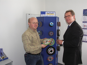 Kersten Müller (left), Thomas Sommerweiß in the exhibit room of the grinding tool manufacturer Rottluff GmbH in Chemnitz.