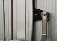 Fast-running gate for refrigerator rooms